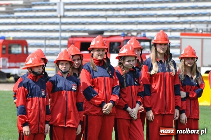Zdjęcie w galerii na portalu naszraciborz.pl: Strażacy ochotnicy z Raciborza rywalizują na stadionie OSiR. Stawką Puchar Prezydenta wiadomości z regionu
