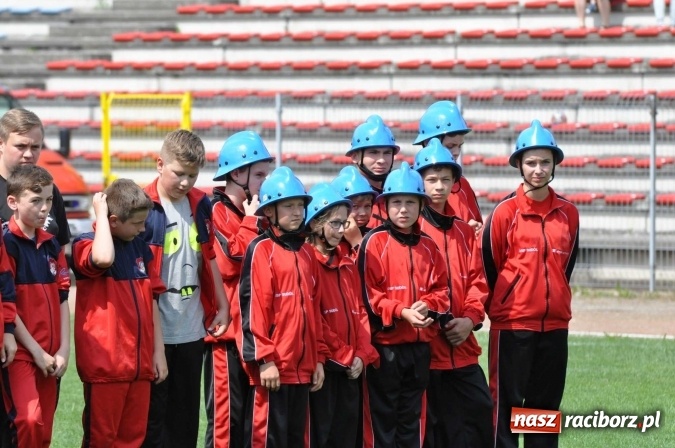 Zdjęcie w galerii na portalu naszraciborz.pl: Strażacy ochotnicy z Raciborza rywalizują na stadionie OSiR. Stawką Puchar Prezydenta wiadomości z regionu