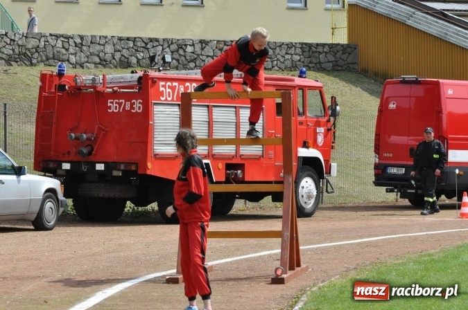 Zdjęcie w galerii na portalu naszraciborz.pl: Strażacy ochotnicy z Raciborza rywalizują na stadionie OSiR. Stawką Puchar Prezydenta wiadomości z regionu