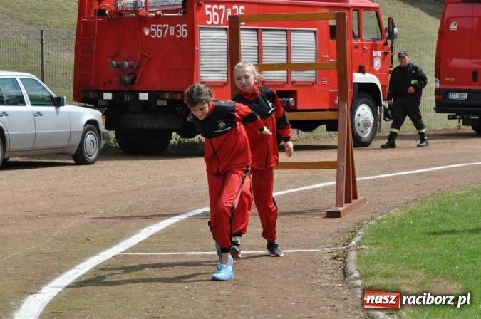 Zdjęcie w galerii na portalu naszraciborz.pl: Strażacy ochotnicy z Raciborza rywalizują na stadionie OSiR. Stawką Puchar Prezydenta wiadomości z regionu