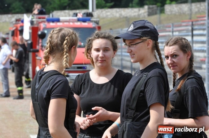 Zdjęcie w galerii na portalu naszraciborz.pl: Strażacy ochotnicy z Raciborza rywalizują na stadionie OSiR. Stawką Puchar Prezydenta wiadomości z regionu