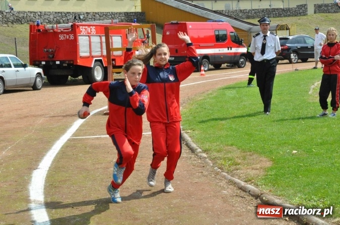 Zdjęcie w galerii na portalu naszraciborz.pl: Strażacy ochotnicy z Raciborza rywalizują na stadionie OSiR. Stawką Puchar Prezydenta wiadomości z regionu