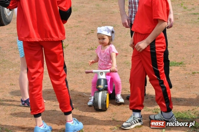 Zdjęcie w galerii na portalu naszraciborz.pl: Strażacy ochotnicy z Raciborza rywalizują na stadionie OSiR. Stawką Puchar Prezydenta wiadomości z regionu