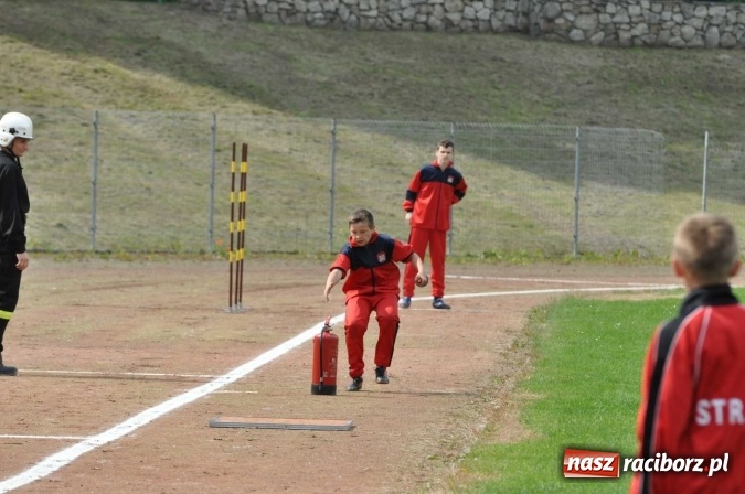 Zdjęcie w galerii na portalu naszraciborz.pl: Strażacy ochotnicy z Raciborza rywalizują na stadionie OSiR. Stawką Puchar Prezydenta wiadomości z regionu