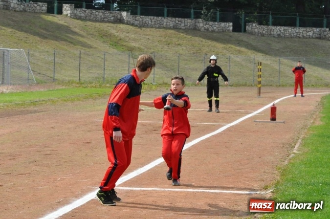 Zdjęcie w galerii na portalu naszraciborz.pl: Strażacy ochotnicy z Raciborza rywalizują na stadionie OSiR. Stawką Puchar Prezydenta wiadomości z regionu