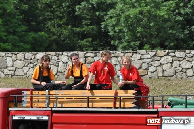 Zdjęcie w galerii na portalu naszraciborz.pl: Strażacy ochotnicy z Raciborza rywalizują na stadionie OSiR. Stawką Puchar Prezydenta wiadomości z regionu