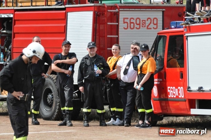Zdjęcie w galerii na portalu naszraciborz.pl: Strażacy ochotnicy z Raciborza rywalizują na stadionie OSiR. Stawką Puchar Prezydenta wiadomości z regionu