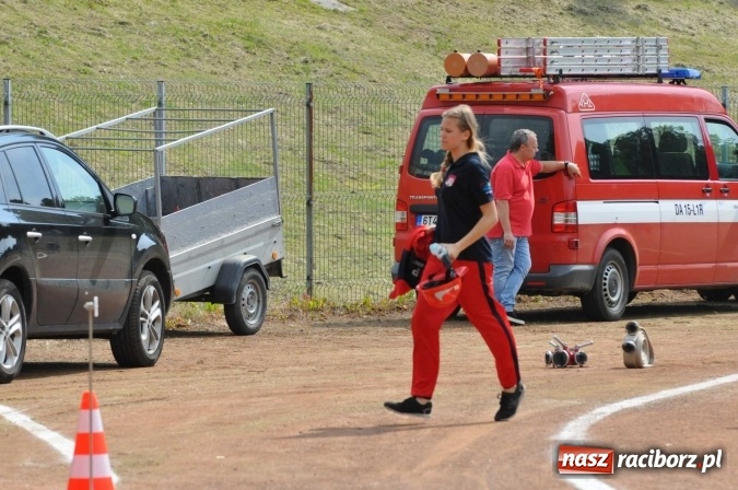Zdjęcie w galerii na portalu naszraciborz.pl: Strażacy ochotnicy z Raciborza rywalizują na stadionie OSiR. Stawką Puchar Prezydenta wiadomości z regionu