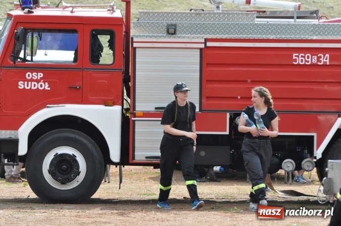 Zdjęcie w galerii na portalu naszraciborz.pl: Strażacy ochotnicy z Raciborza rywalizują na stadionie OSiR. Stawką Puchar Prezydenta wiadomości z regionu