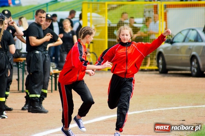 Zdjęcie w galerii na portalu naszraciborz.pl: Strażacy z Brzezia i strażaczki z Sudoła triumfatorami turnieju strażackiego w Raciborzu wiadomości z regionu