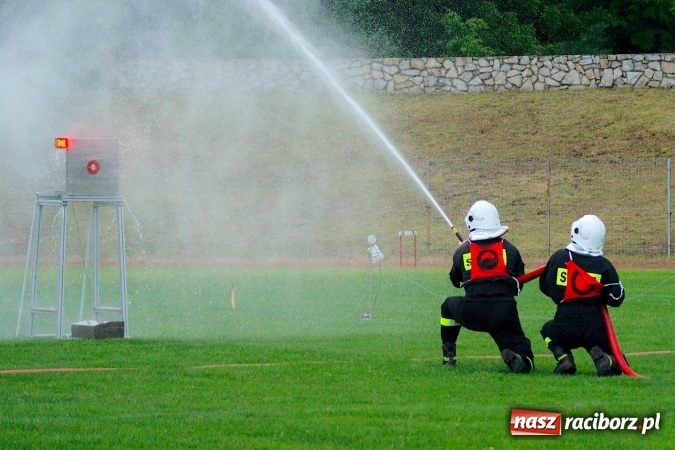 Zdjęcie w galerii na portalu naszraciborz.pl: Strażacy z Brzezia i strażaczki z Sudoła triumfatorami turnieju strażackiego w Raciborzu wiadomości z regionu