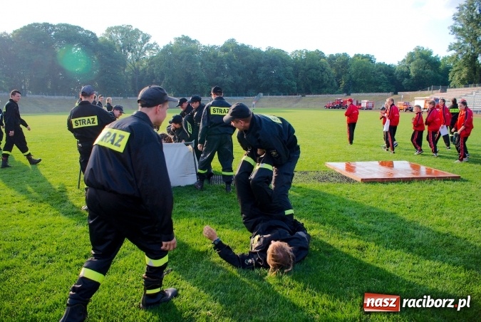 Zdjęcie w galerii na portalu naszraciborz.pl: Strażacy z Brzezia i strażaczki z Sudoła triumfatorami turnieju strażackiego w Raciborzu wiadomości z regionu