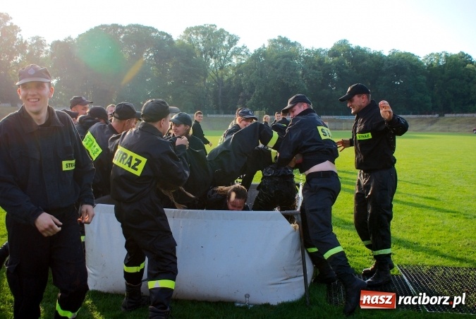 Zdjęcie w galerii na portalu naszraciborz.pl: Strażacy z Brzezia i strażaczki z Sudoła triumfatorami turnieju strażackiego w Raciborzu wiadomości z regionu