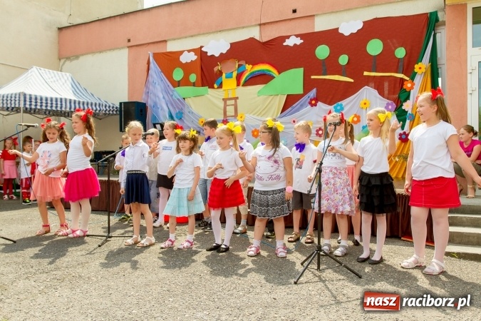 Zdjęcie w galerii na portalu naszraciborz.pl: Szkolny Dzień Dziecka. Krzanowice w rytmach Euro 2016 wiadomości z regionu