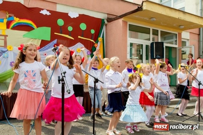 Zdjęcie w galerii na portalu naszraciborz.pl: Szkolny Dzień Dziecka. Krzanowice w rytmach Euro 2016 wiadomości z regionu