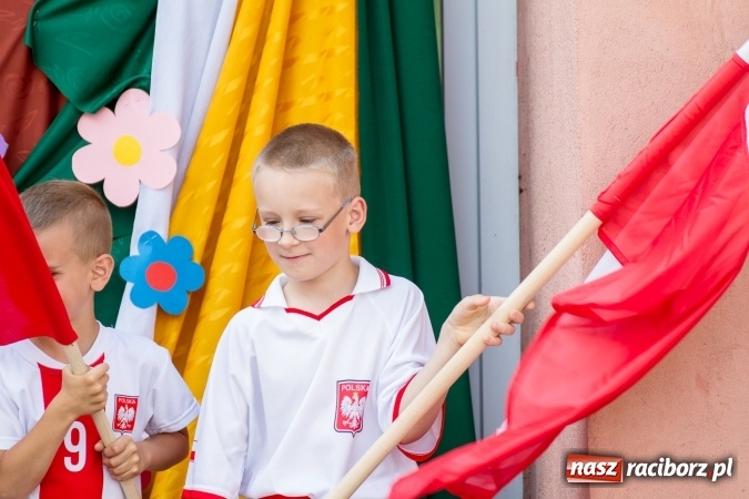 Zdjęcie w galerii na portalu naszraciborz.pl: Szkolny Dzień Dziecka. Krzanowice w rytmach Euro 2016 wiadomości z regionu