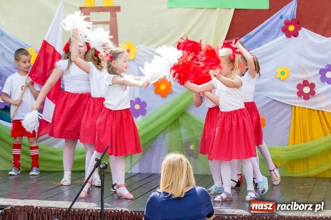 Zdjęcie w galerii na portalu naszraciborz.pl: Szkolny Dzień Dziecka. Krzanowice w rytmach Euro 2016 wiadomości z regionu