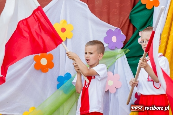 Zdjęcie w galerii na portalu naszraciborz.pl: Szkolny Dzień Dziecka. Krzanowice w rytmach Euro 2016 wiadomości z regionu