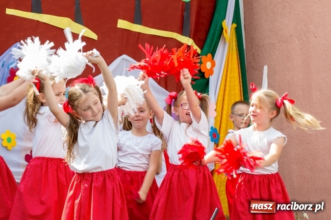 Zdjęcie w galerii na portalu naszraciborz.pl: Szkolny Dzień Dziecka. Krzanowice w rytmach Euro 2016 wiadomości z regionu