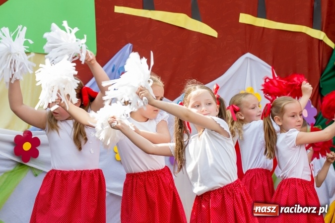 Zdjęcie w galerii na portalu naszraciborz.pl: Szkolny Dzień Dziecka. Krzanowice w rytmach Euro 2016 wiadomości z regionu