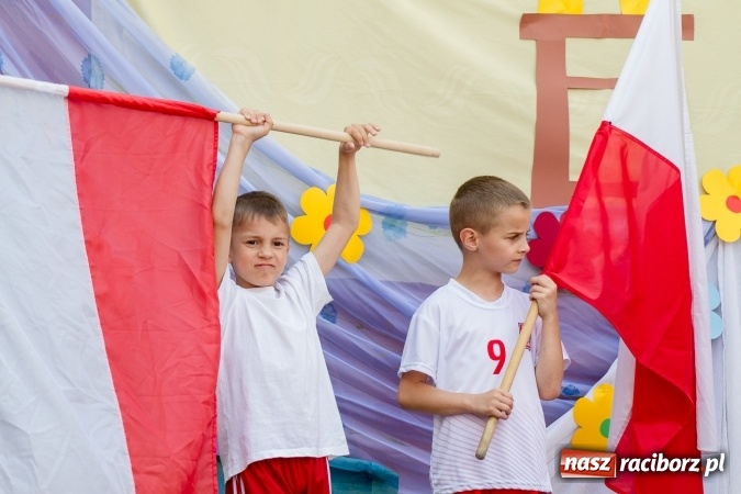 Zdjęcie w galerii na portalu naszraciborz.pl: Szkolny Dzień Dziecka. Krzanowice w rytmach Euro 2016 wiadomości z regionu