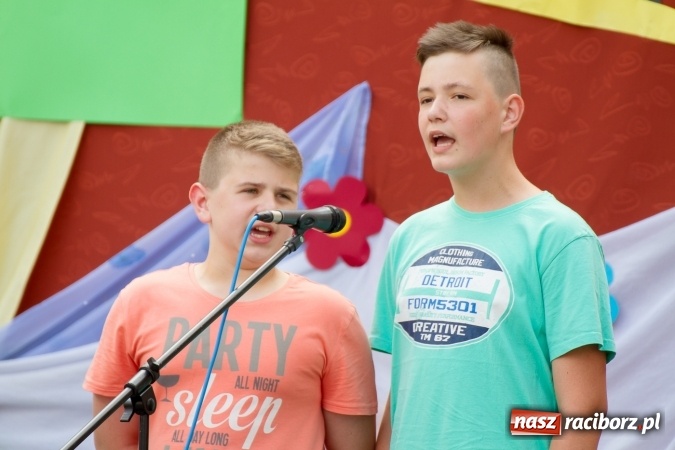 Zdjęcie w galerii na portalu naszraciborz.pl: Szkolny Dzień Dziecka. Krzanowice w rytmach Euro 2016 wiadomości z regionu