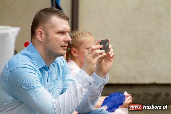 Zdjęcie w galerii na portalu naszraciborz.pl: Szkolny Dzień Dziecka. Krzanowice w rytmach Euro 2016 wiadomości z regionu