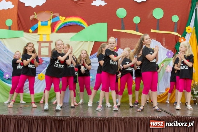 Zdjęcie w galerii na portalu naszraciborz.pl: Szkolny Dzień Dziecka. Krzanowice w rytmach Euro 2016 wiadomości z regionu