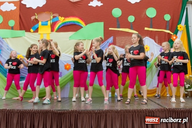 Zdjęcie w galerii na portalu naszraciborz.pl: Szkolny Dzień Dziecka. Krzanowice w rytmach Euro 2016 wiadomości z regionu