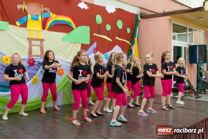 Zdjęcie w galerii na portalu naszraciborz.pl: Szkolny Dzień Dziecka. Krzanowice w rytmach Euro 2016 wiadomości z regionu