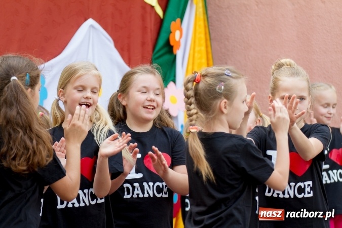 Zdjęcie w galerii na portalu naszraciborz.pl: Szkolny Dzień Dziecka. Krzanowice w rytmach Euro 2016 wiadomości z regionu