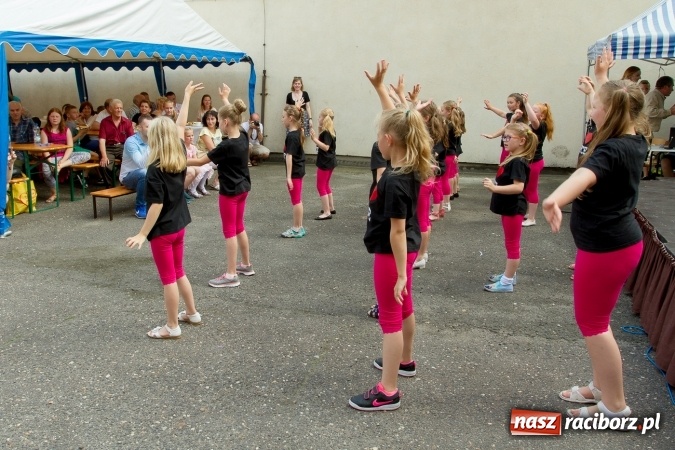 Zdjęcie w galerii na portalu naszraciborz.pl: Szkolny Dzień Dziecka. Krzanowice w rytmach Euro 2016 wiadomości z regionu