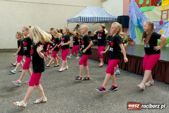 Zdjęcie w galerii na portalu naszraciborz.pl: Szkolny Dzień Dziecka. Krzanowice w rytmach Euro 2016 wiadomości z regionu