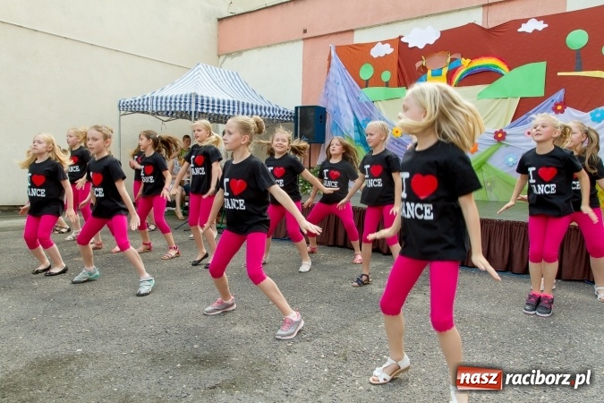 Zdjęcie w galerii na portalu naszraciborz.pl: Szkolny Dzień Dziecka. Krzanowice w rytmach Euro 2016 wiadomości z regionu