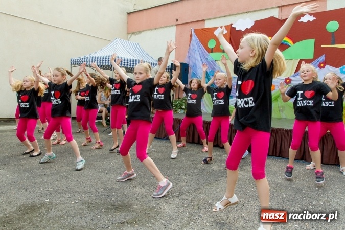 Zdjęcie w galerii na portalu naszraciborz.pl: Szkolny Dzień Dziecka. Krzanowice w rytmach Euro 2016 wiadomości z regionu