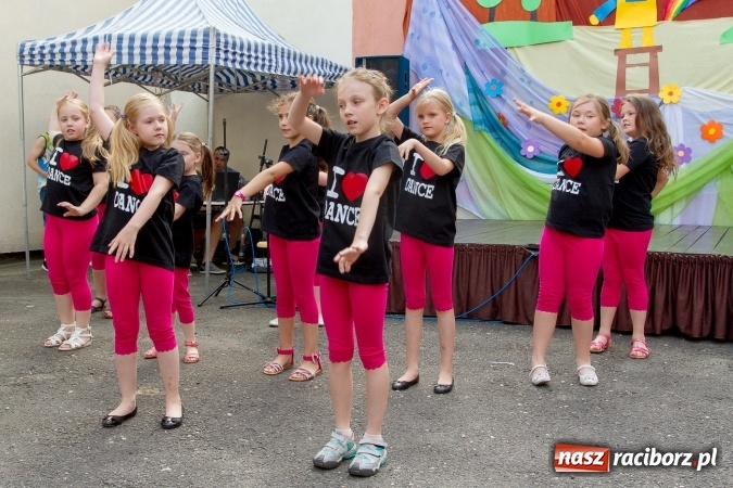 Zdjęcie w galerii na portalu naszraciborz.pl: Szkolny Dzień Dziecka. Krzanowice w rytmach Euro 2016 wiadomości z regionu