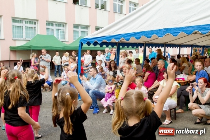 Zdjęcie w galerii na portalu naszraciborz.pl: Szkolny Dzień Dziecka. Krzanowice w rytmach Euro 2016 wiadomości z regionu