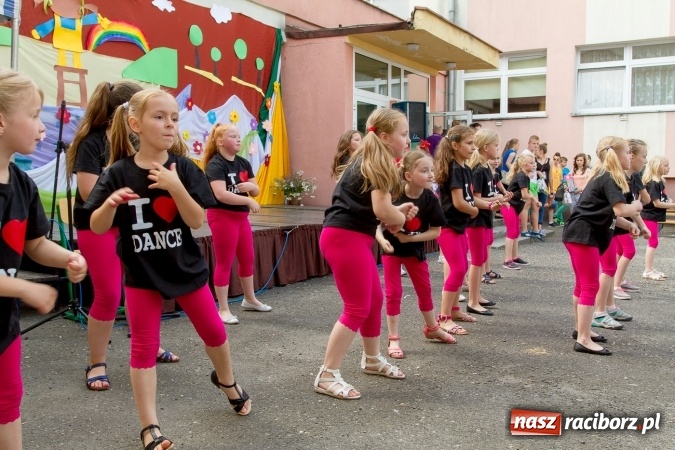 Zdjęcie w galerii na portalu naszraciborz.pl: Szkolny Dzień Dziecka. Krzanowice w rytmach Euro 2016 wiadomości z regionu