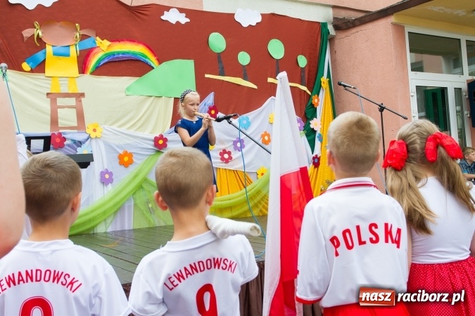 Zdjęcie w galerii na portalu naszraciborz.pl: Szkolny Dzień Dziecka. Krzanowice w rytmach Euro 2016 wiadomości z regionu