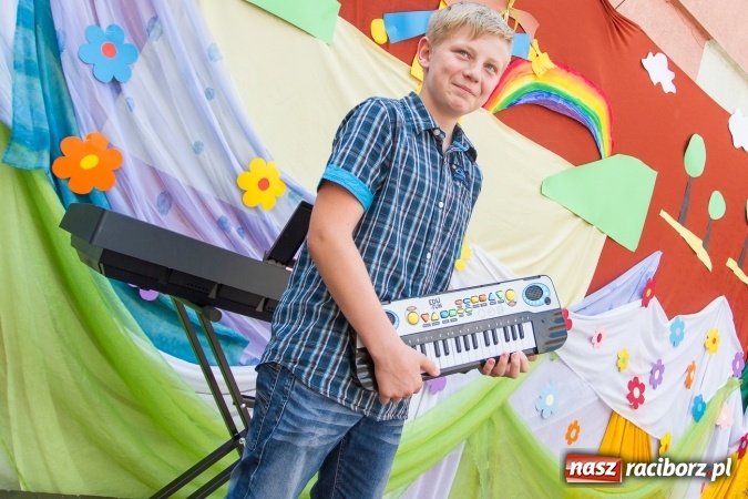 Zdjęcie w galerii na portalu naszraciborz.pl: Szkolny Dzień Dziecka. Krzanowice w rytmach Euro 2016 wiadomości z regionu