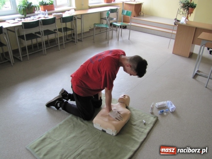 Zdjęcie w galerii na portalu naszraciborz.pl: Uczniowie Gimnazjum nr 1 najlepsi w udzielaniu pierwszej pomocy wiadomości z regionu