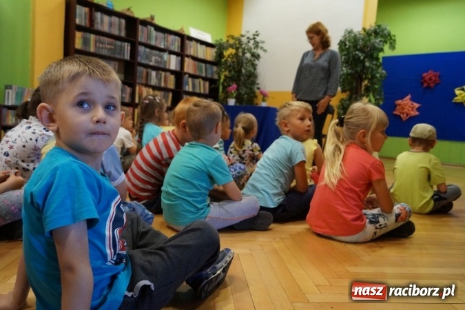 Zdjęcie w galerii na portalu naszraciborz.pl: O byciu grzecznym czytała w Nędzy kierownik USC wiadomości z regionu