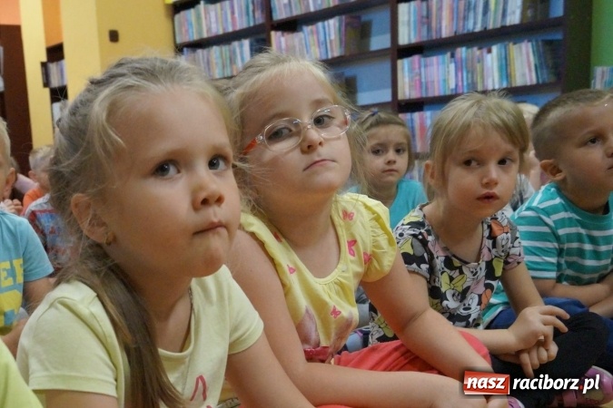 Zdjęcie w galerii na portalu naszraciborz.pl: O byciu grzecznym czytała w Nędzy kierownik USC wiadomości z regionu