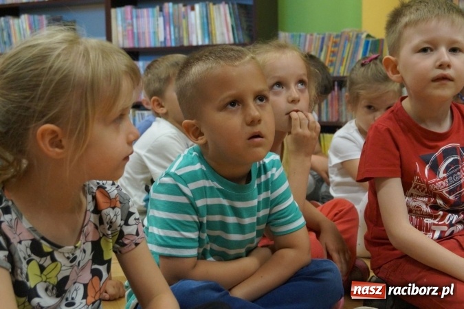 Zdjęcie w galerii na portalu naszraciborz.pl: O byciu grzecznym czytała w Nędzy kierownik USC wiadomości z regionu