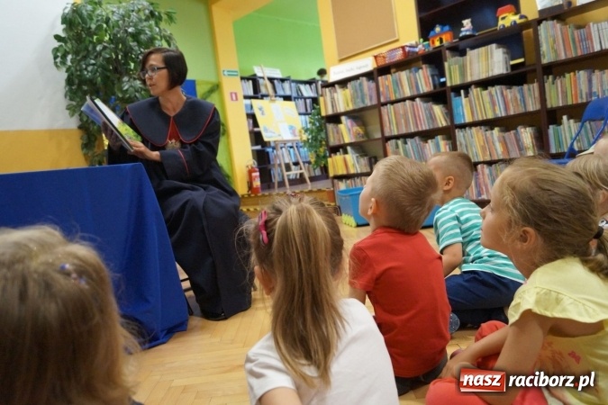 Zdjęcie w galerii na portalu naszraciborz.pl: O byciu grzecznym czytała w Nędzy kierownik USC wiadomości z regionu