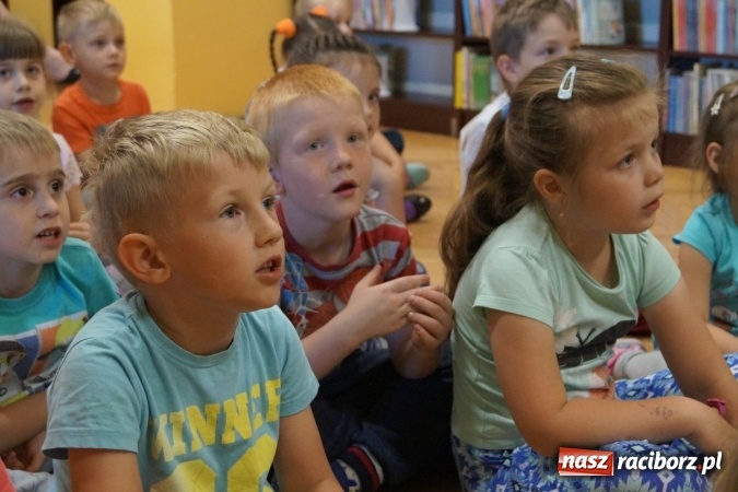 Zdjęcie w galerii na portalu naszraciborz.pl: O byciu grzecznym czytała w Nędzy kierownik USC wiadomości z regionu