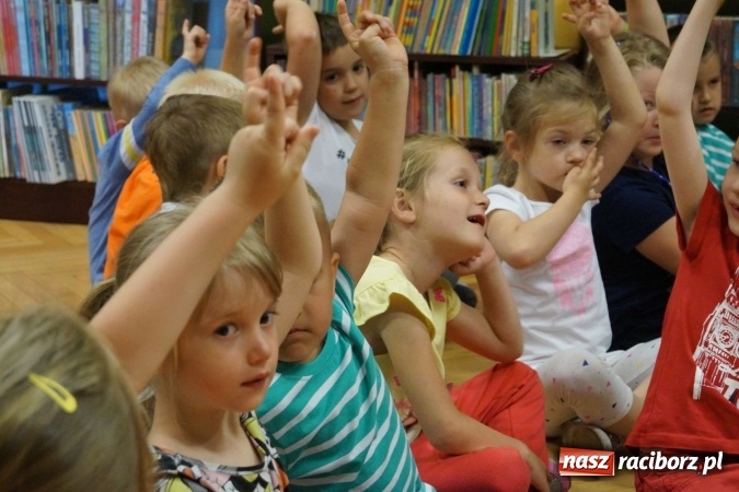 Zdjęcie w galerii na portalu naszraciborz.pl: O byciu grzecznym czytała w Nędzy kierownik USC wiadomości z regionu