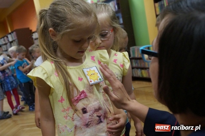 Zdjęcie w galerii na portalu naszraciborz.pl: O byciu grzecznym czytała w Nędzy kierownik USC wiadomości z regionu