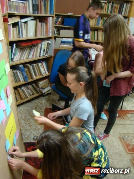 Zdjęcie w galerii na portalu naszraciborz.pl: Gimnazjaliści z Nędzy noc spędzili w... bibliotece  wiadomości z regionu