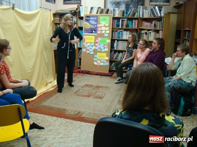 Zdjęcie w galerii na portalu naszraciborz.pl: Gimnazjaliści z Nędzy noc spędzili w... bibliotece  wiadomości z regionu